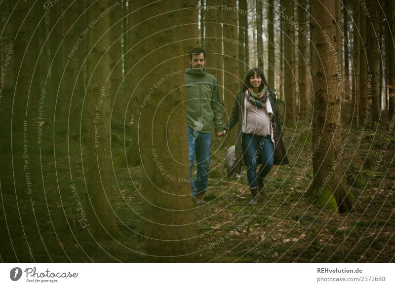 Junges Paar unterwegs im Wald Lifestyle Freizeit & Hobby Mensch maskulin feminin Frau Erwachsene Mann Partner 2 18-30 Jahre Jugendliche Umwelt Natur Landschaft