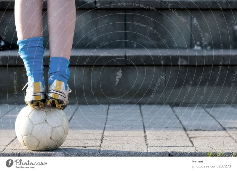 Balanceakt Freizeit & Hobby Ballsport Fußball Mensch Junge Frau Jugendliche Erwachsene Beine Wade 1 18-30 Jahre Strümpfe Schuhe Fußballschuhe Turnschuh Beton