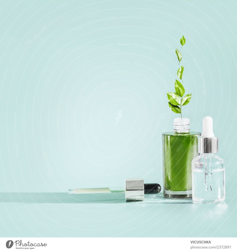 Naturkosmetik. Serum und Gesichtsöl Flaschen mit Pflanzen kaufen Stil Design schön Kosmetik Gesundheit Gesundheitswesen Behandlung Wellness Spa Glas trendy