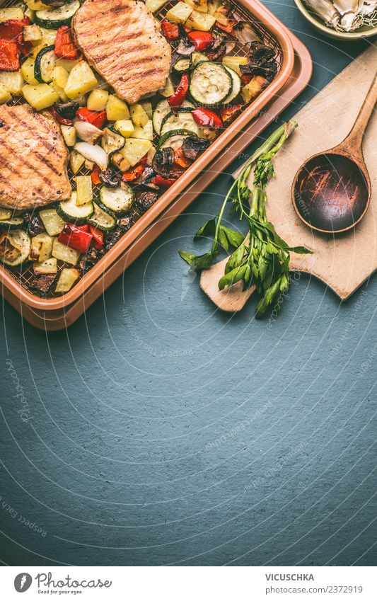 Gegrilltes Gemüse und Fleisch im Grillrost Tablett Lebensmittel Ernährung Mittagessen Abendessen Bioprodukte Diät Geschirr Stil Design Gesunde Ernährung