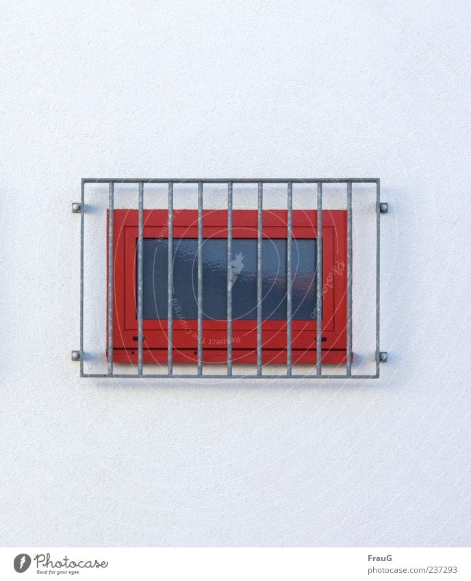 Hinter Gittern Gebäude Mauer Wand Fenster Beton Metall grau rot Sicherheit Schutz Farbfoto Außenaufnahme Tag Reflexion & Spiegelung