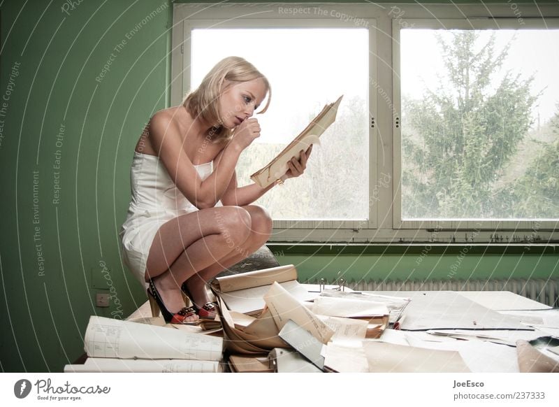 #237333 Tisch Arbeit & Erwerbstätigkeit Büroarbeit Arbeitsplatz Karriere Frau Erwachsene blond festhalten lernen lesen sitzen trendy schön komplex Stress