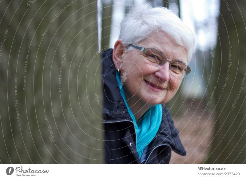 Seniorin lächelt im Wald Lifestyle Freizeit & Hobby Mensch feminin Frau Erwachsene Weiblicher Senior Großmutter 1 60 und älter Umwelt Natur Winter Brille