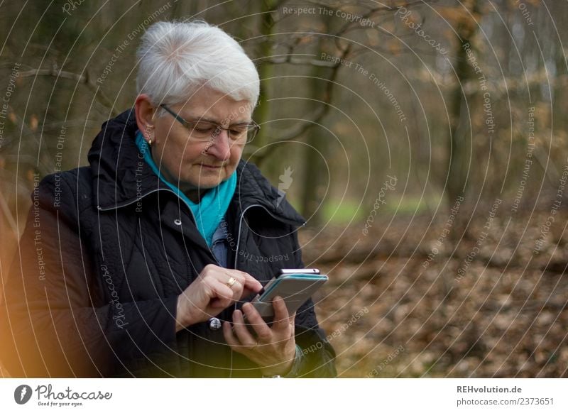Seniorin mit Smartphone im Wald Lifestyle Handy PDA Technik & Technologie Fortschritt Zukunft Telekommunikation Internet Mensch maskulin Frau Erwachsene