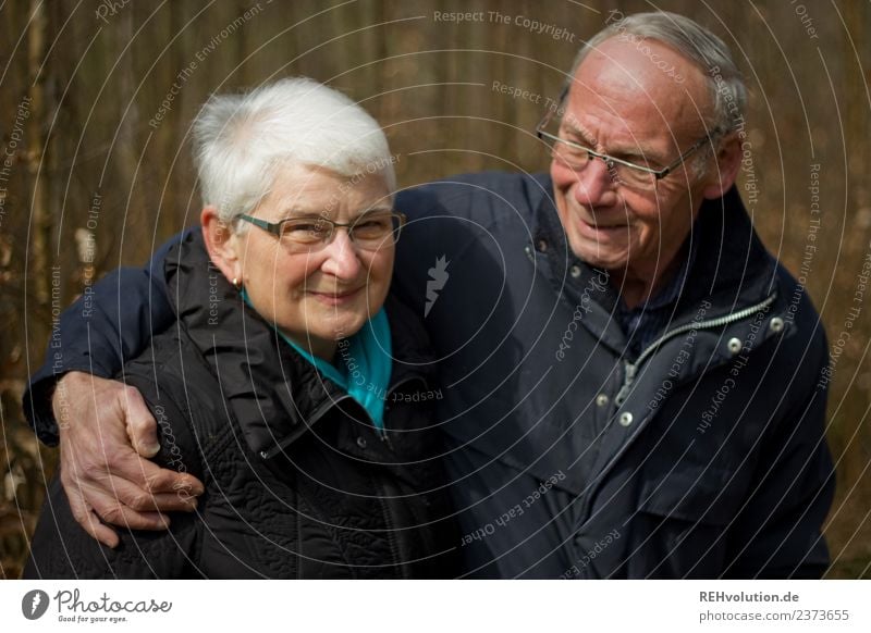 Seniorenpaar lacht gemeinsam draußen Lifestyle Freizeit & Hobby Mensch maskulin feminin Frau Erwachsene Mann Weiblicher Senior Männlicher Senior Großvater
