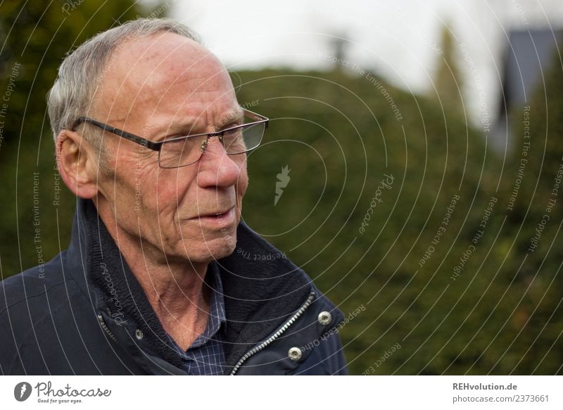 Porträt von einem Senior Mensch Mann Männlicher Senior maskulin Großvater Kopf 60 und älter Umwelt Natur Landschaft Jacke Brille grauhaarig Spaziergang