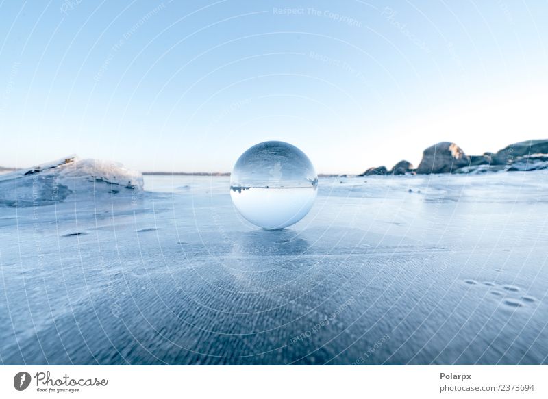 Elegante Glaskugel auf Eis auf einem gefrorenen See Design schön Wellness Meditation Winter Schnee Berge u. Gebirge Dekoration & Verzierung Natur Landschaft