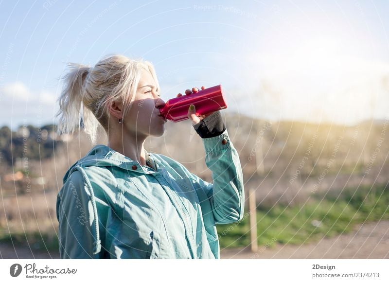 Blondes Mädchen trinkt Wasser beim morgendlichen Joggen. Flasche Lifestyle schön Sommer Sport Leichtathletik Sportler Mensch feminin Junge Frau Jugendliche