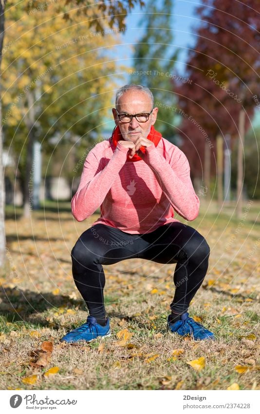 Senior Man beim Training im Park Diät Lifestyle Körper Gesundheit sportlich Fitness Freizeit & Hobby Sommer Sport Leichtathletik Sportler Joggen Mensch Mann