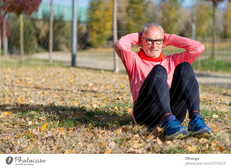 Senior Man beim Training im Park Diät Lifestyle Körper Gesundheit Gesundheitswesen Freizeit & Hobby Sommer Sport Leichtathletik Sportler Joggen Mensch maskulin