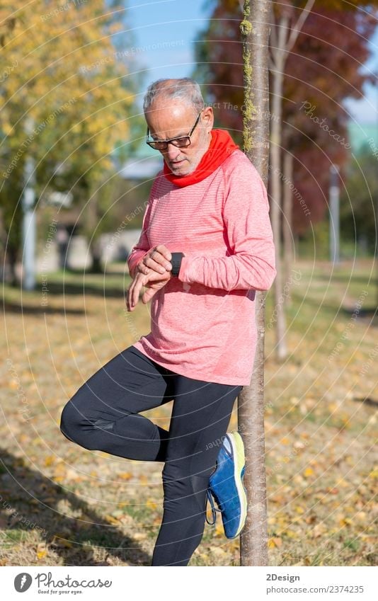 Porträt eines älteren Mannes mit einer intelligenten Uhr. Lifestyle Wellness Leben Erholung Sport Joggen Arbeit & Erwerbstätigkeit Bildschirm