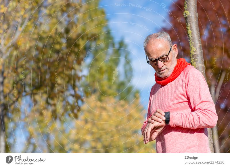 Porträt eines älteren Mannes mit einer intelligenten Uhr. Lifestyle Erholung Freizeit & Hobby Sport Leichtathletik Sportler Joggen Arbeit & Erwerbstätigkeit