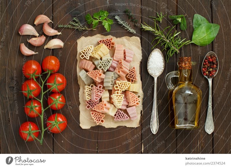 Dreifarbige Nudeln, Gemüse und Kräuter Vegetarische Ernährung Diät Flasche Löffel Tisch Baum dunkel frisch braun grün rot Tradition Essen zubereiten