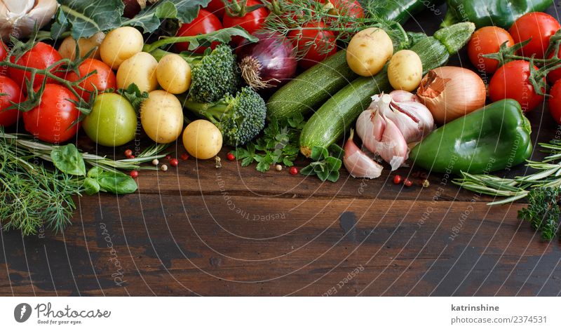 Frisches Rohkost und Kräuter Vegetarische Ernährung Diät Tisch Blatt dunkel frisch braun grün rot Essen zubereiten Lebensmittel Gesundheit Zutaten rustikal