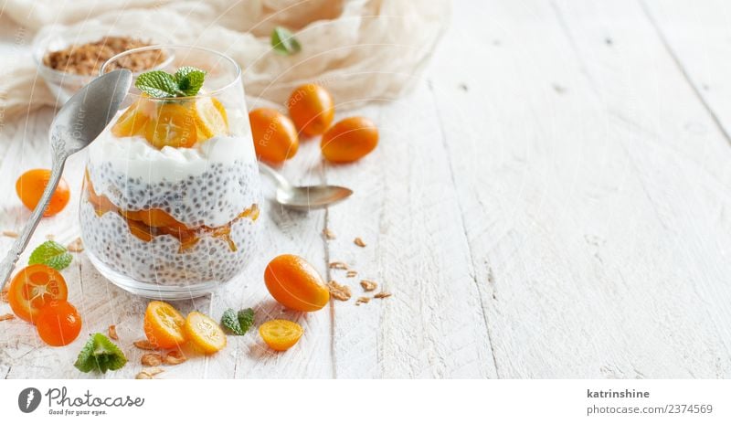 Chiapudding-Parfait, geschichtet mit Kumquat und Müsli Joghurt Frucht Dessert Essen Frühstück Diät Schalen & Schüsseln Löffel hell grün weiß Farbe Pudding Samen