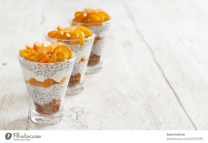 Chiapudding-Parfait, geschichtet mit Kumquat und Müsli Joghurt Frucht Dessert Essen Frühstück Diät Schalen & Schüsseln Löffel hell weiß Farbe Pudding Samen