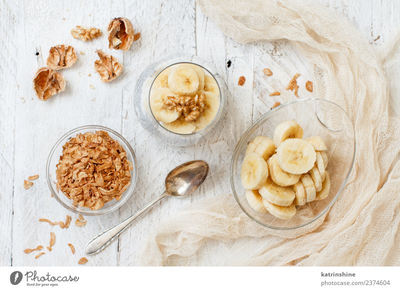 Chiapudding-Parfait, überzogen mit Banane und Granola Joghurt Frucht Dessert Essen Frühstück Diät Schalen & Schüsseln Löffel weiß Müsli Pudding Samen Molkerei