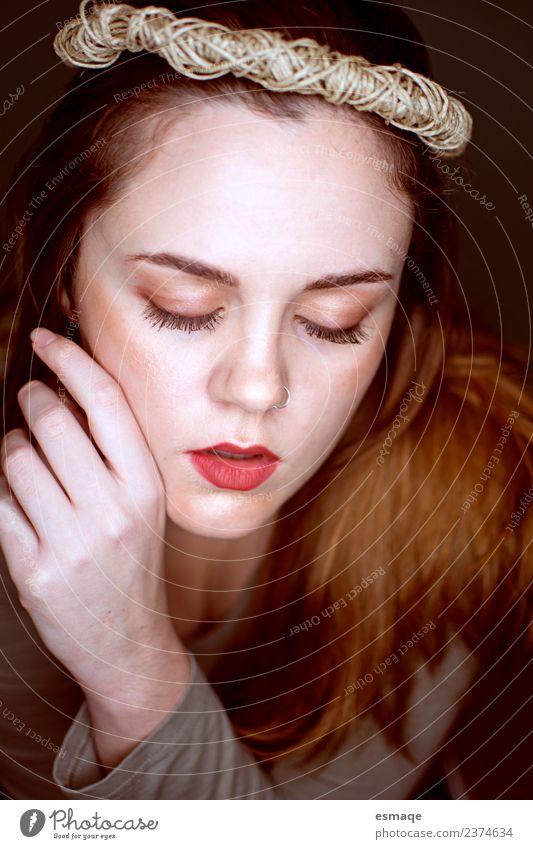 Porträt einer zarten Frau mit geschlossenen Augen exotisch schön Haut Gesicht Kosmetik Creme Schminke Lippenstift Wimperntusche Gesundheitswesen Wellness ruhig