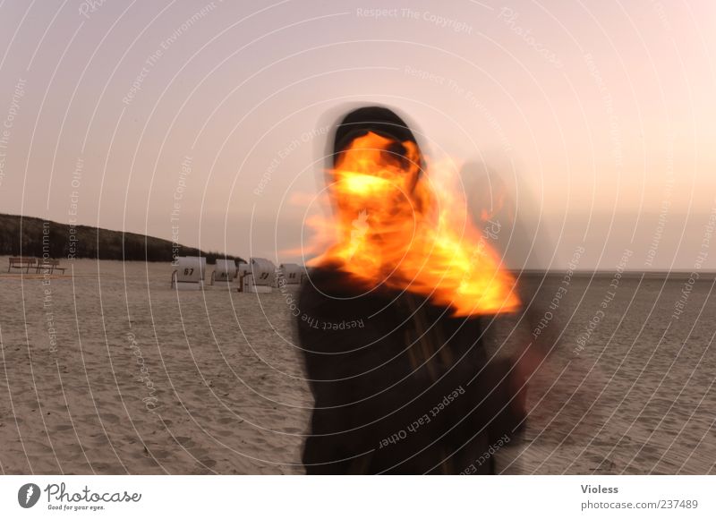 Spiekeroog | ...firedevil Feuer heiß Fackel Strand Farbfoto Bewegungsunschärfe Oberkörper Flamme haltend 1