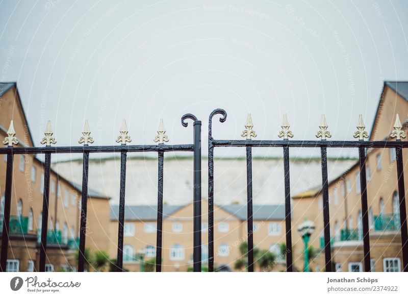 Geschlossenes Tor in Brighton, England Wohngebiet Wohnheim wohnbedingt Haus Tür Türöffnung Geschlossene Gesellschaft stilllegen Außenaufnahme Stadt