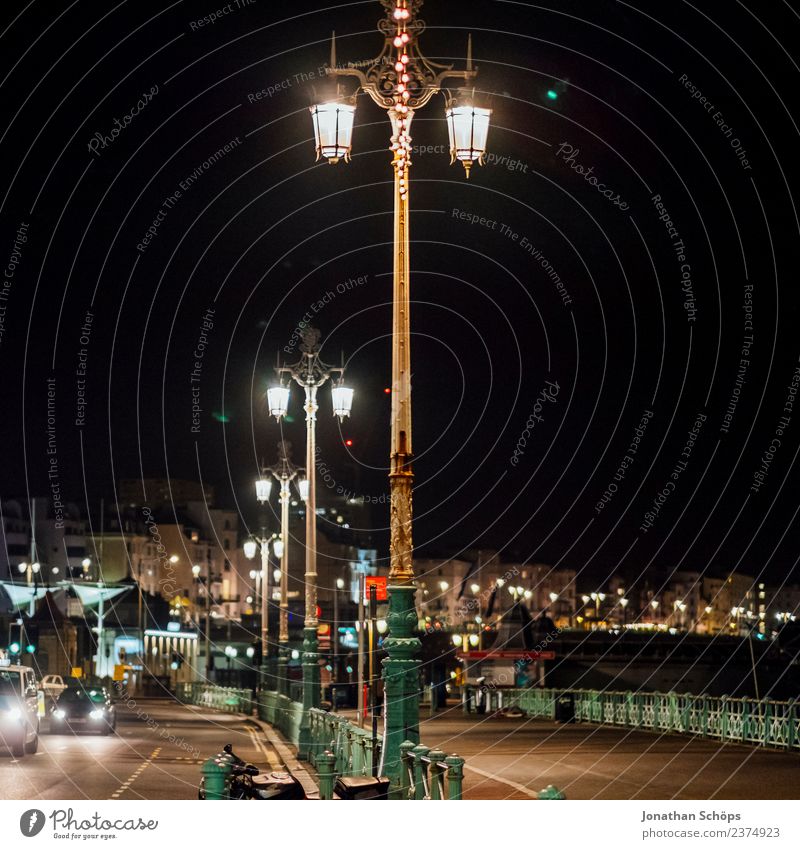 Laternen bei Nacht, Straße an Strandpromenade, Brighton, England ästhetisch Hintergrundbild dunkel Licht Nachtstimmung Nachtaufnahme Strukturen & Formen