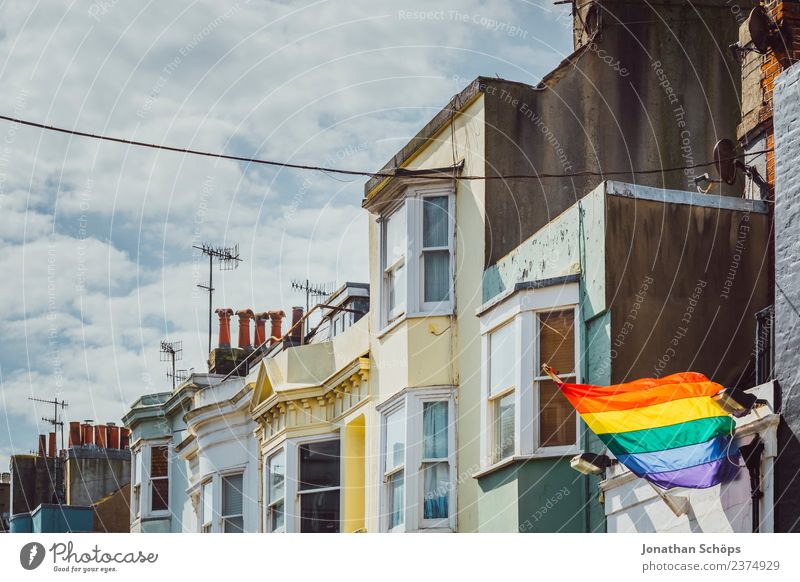 Häuserreihe mit Regenbogenflagge Ferne Freiheit Städtereise Christopher Street Day Himmel Wolken Brighton Großbritannien Europa Stadt Hafenstadt Haus Gebäude