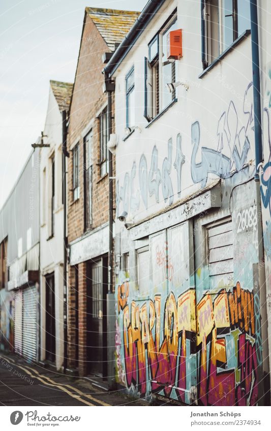 Graffiti an Architektur in Brighton, England Stadt Stadtzentrum Stadtrand bevölkert Haus Bauwerk Gebäude Fassade ästhetisch mehrfarbig Müll Müllbehälter Gasse