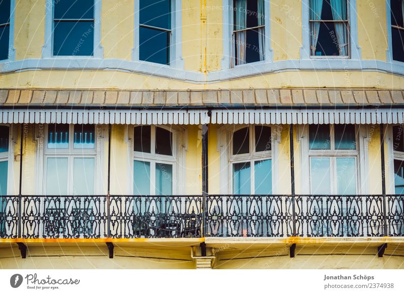 gelbe Fassade mit Balkon in Brighton, England Stadt Stadtzentrum bevölkert Haus Gebäude Architektur Fenster Zufriedenheit Farbe Häusliches Leben Miete