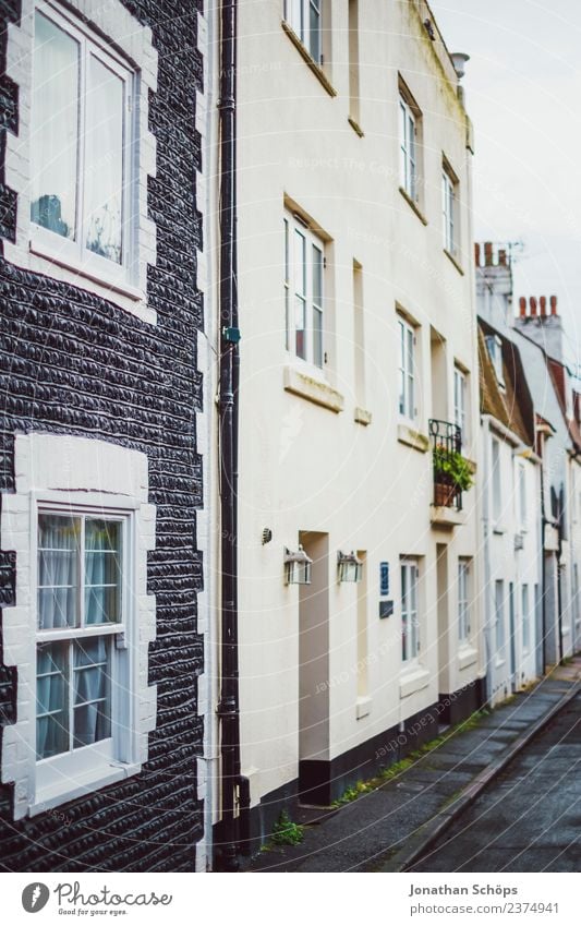 Häuser an der Straße in Brighton, England stadt Außenaufnahme Farbfoto Menschenleer Straßenbeleuchtung Haus Fassade alt Fenster Stadt Architektur Gebäude