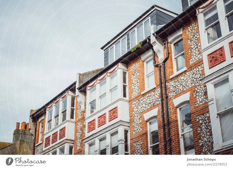 britische Architektur, Brighton, England Kleinstadt Stadt bevölkert Haus Einfamilienhaus Traumhaus Hütte Bauwerk Gebäude Fassade Fenster Zufriedenheit Hecke rot