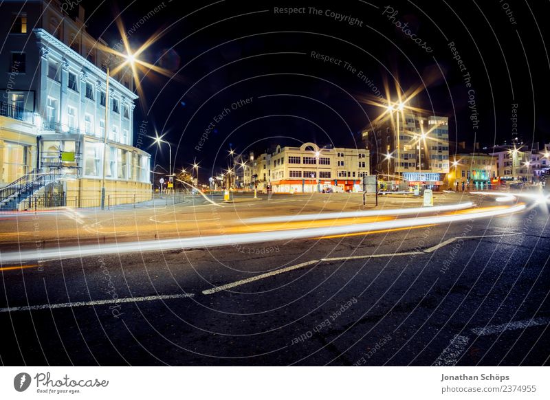 erleuchtete Kreuzung, Nachtaufnahme, Brighton, England ästhetisch Hintergrundbild dunkel Licht Nachtstimmung Strukturen & Formen Farbfoto Außenaufnahme