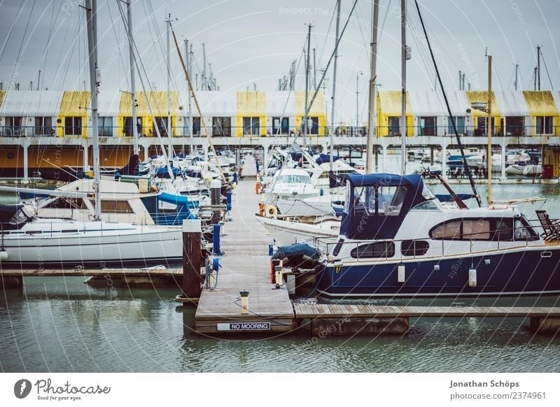Boote am Hafen, Brighton Marina, England Stadt Hafenstadt ästhetisch Regen trüb Wasserfahrzeug Steg Schifffahrt Farbfoto Außenaufnahme Menschenleer Tag