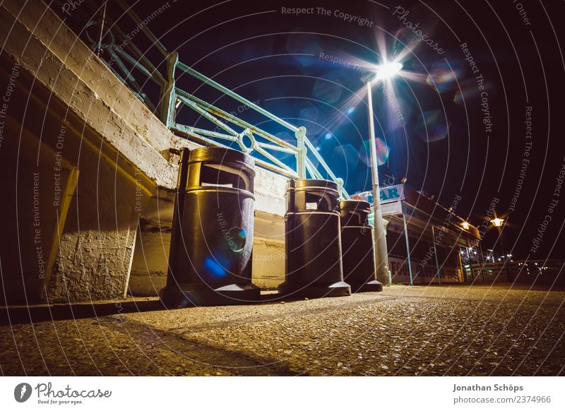 Mülleimer am Brighton Beach bei Nacht, Brighton, England ästhetisch Hintergrundbild dunkel Licht Nachtstimmung Nachtaufnahme Strukturen & Formen Farbfoto