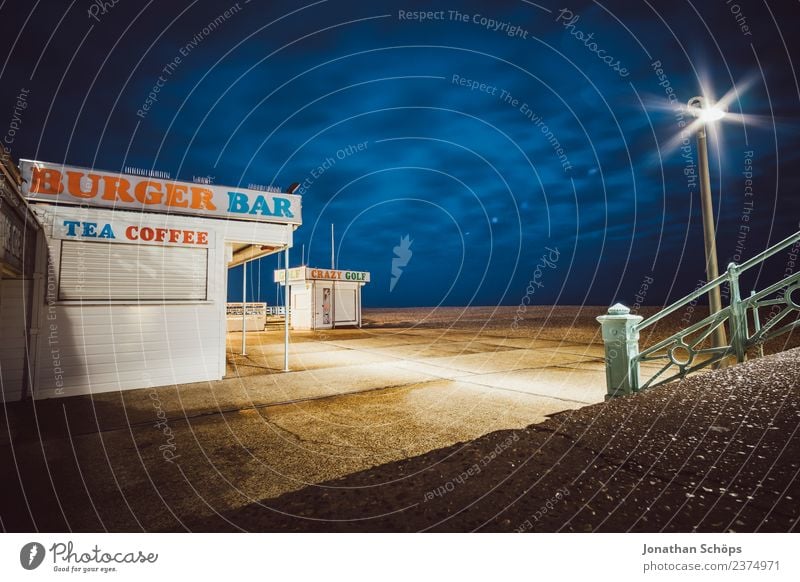 Kiosk bei Nacht am Brighton Beach, Brighton, England ästhetisch Hintergrundbild dunkel Licht Nachtstimmung Nachtaufnahme Strukturen & Formen Farbfoto