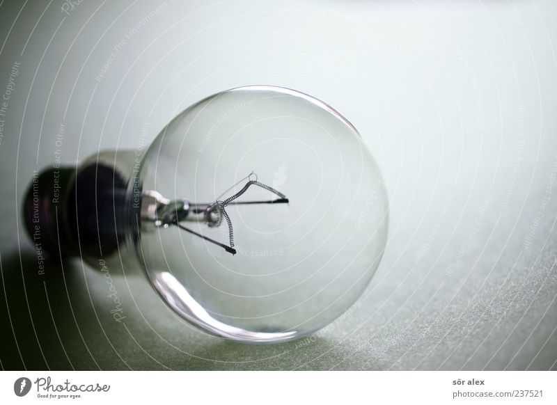 Licht aus Energiewirtschaft Glühbirne Glühdraht Glas nachhaltig rund Nostalgie Vergangenheit Vergänglichkeit Elektrizität ausschalten Energiekrise
