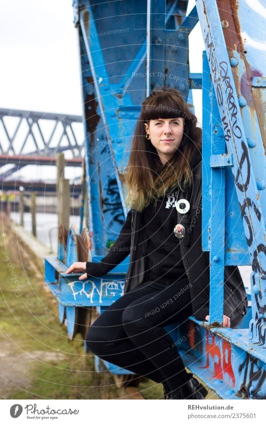 Carina | Junge Frau sitzt im Hafen Lifestyle Mensch feminin Jugendliche 1 18-30 Jahre Erwachsene Jugendkultur Subkultur Hamburg Stadt brünett Pony Graffiti