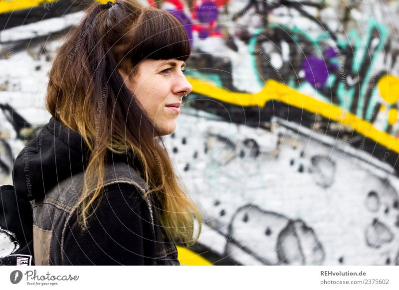 Carina | Portrait mit Graffiti Lifestyle Stil Freizeit & Hobby Mensch feminin Junge Frau Jugendliche Gesicht 1 18-30 Jahre Erwachsene Stadt Piercing
