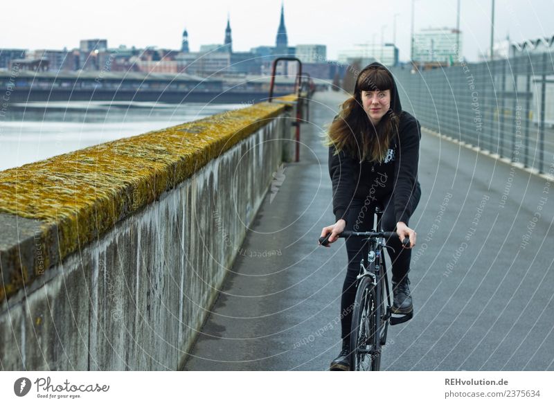 Junge Frau fährt Fahrrad in Hamburg Bewegung Fahrradfahren Hafenstadt Stadt Subkultur Erwachsene Jugendliche Porträt außergewöhnlich Farbfoto Ganzkörperaufnahme