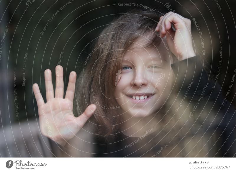 Hello! | Portrait eines lächelnden Jungen im Fenster gespiegelt Kind Kindheit 1 Mensch 8-13 Jahre langhaarig Glas berühren Lächeln lachen Blick Fröhlichkeit