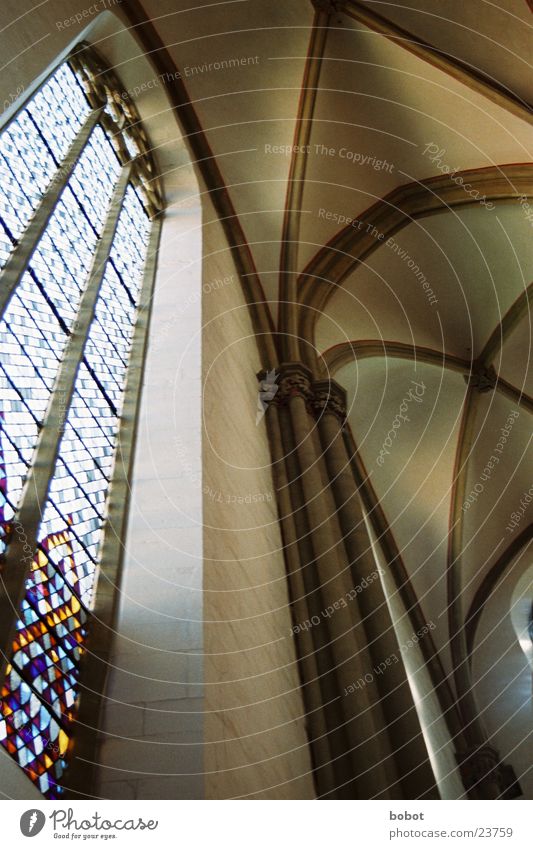 Buntes Glas wo Licht durchfällt mehrfarbig Mosaik Fenster Wand heilig Christentum Tempel Teufel Gebet Gotteshäuser Religion & Glaube Lichtschein Okult Schatten
