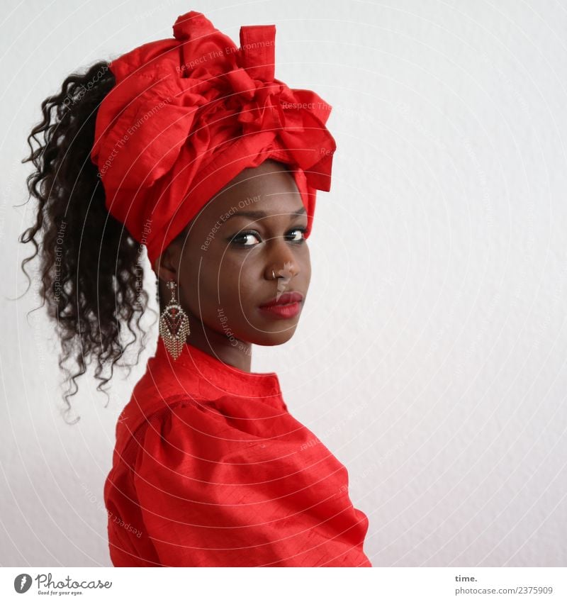 Apolline feminin Frau Erwachsene 1 Mensch Kleid Piercing Ohrringe Kopftuch schwarzhaarig langhaarig Locken beobachten Blick warten schön rot selbstbewußt