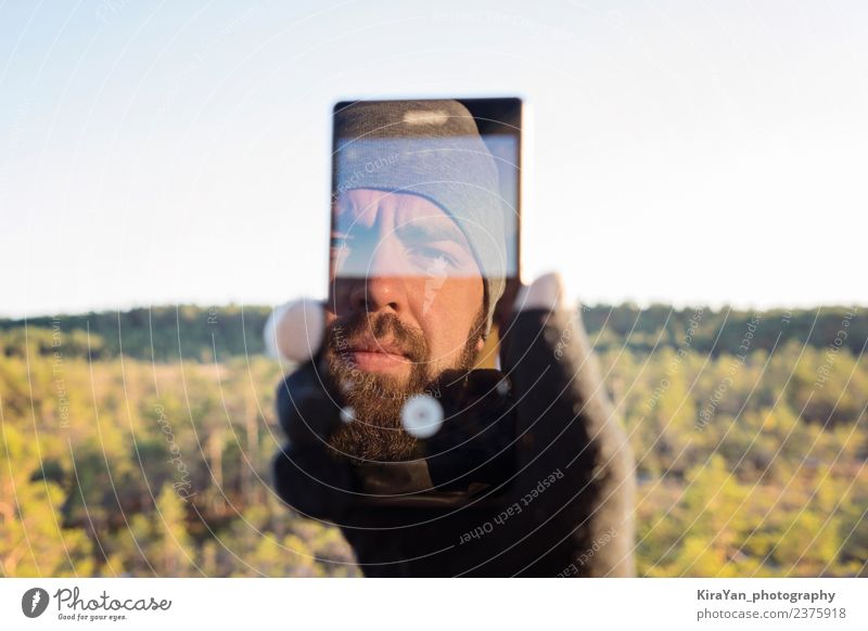 Bartiger Mann nimmt Selfie mit. Lifestyle Gesicht Freizeit & Hobby Ferien & Urlaub & Reisen Tourismus Telefon PDA Bildschirm Fotokamera Erwachsene Hand Natur