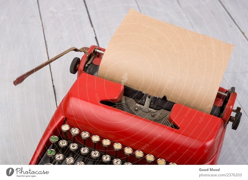Rote Vintage-Schreibmaschine mit leerem Papierbogen auf Tisch Stil Arbeit & Erwerbstätigkeit Büro Post Technik & Technologie Holz alt schreiben retro rot weiß