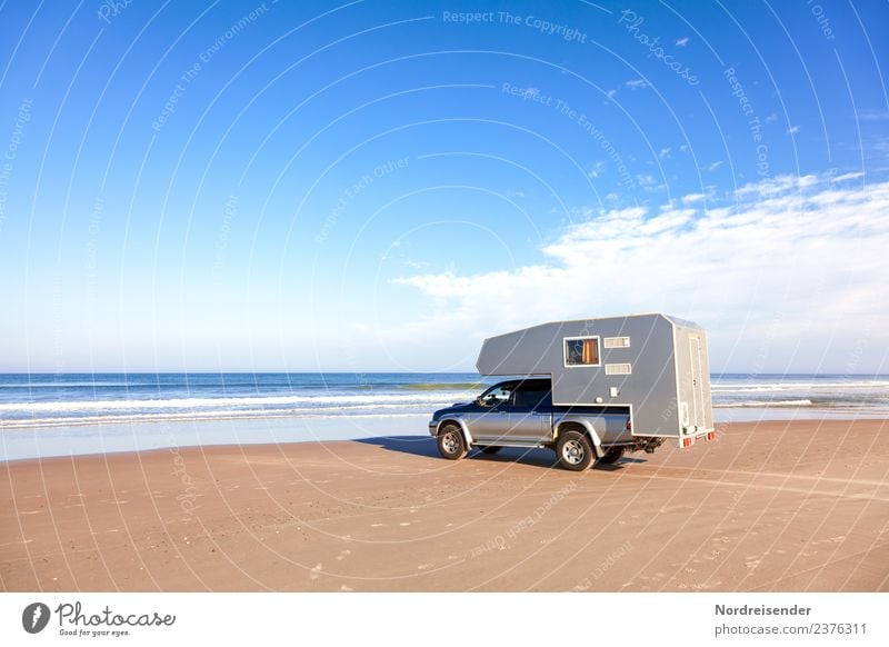 Wohnmobil, Pickup am Strand Ferien & Urlaub & Reisen Abenteuer Ferne Camping Sommer Sommerurlaub Sonne Meer Wellen Ruhestand Natur Urelemente Sand Wasser Himmel