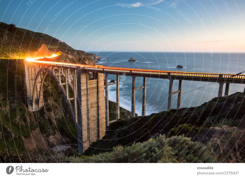 Bixby Creek Bridge Highway One Autobahn Kalifornien Brücke Art deco Dämmerung Meer Pazifik Küste Beton Strand PKW Verkehr Nacht Leuchtspur