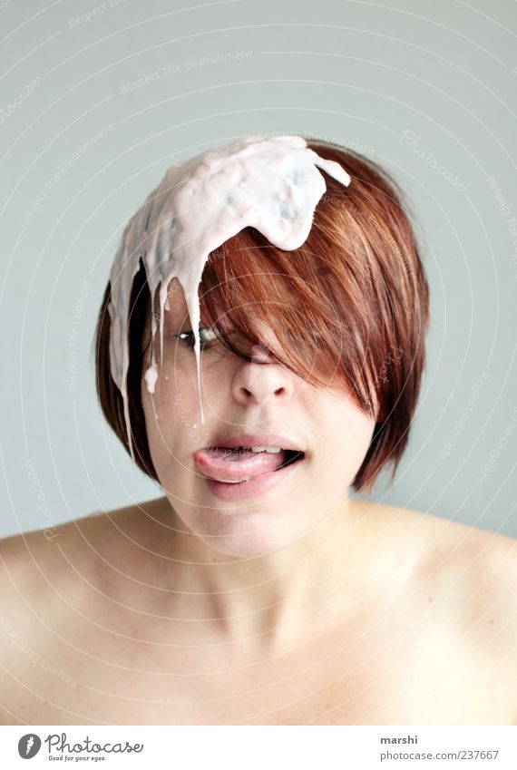 mal kosten... Lebensmittel Ernährung Mensch feminin Frau Erwachsene Haut Kopf 1 Ekel Gefühle Neugier Versuch Zunge Joghurt Dessert tropfend kurzhaarig lustig
