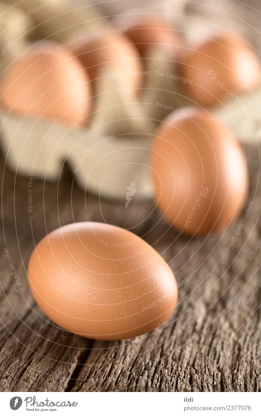 Rohe braune Eier Ernährung Frühstück Ostern frisch Lebensmittel ganz Essen zubereiten backen Protein Panzer Eierschale Holz rustikal vertikal roh Bestandteil