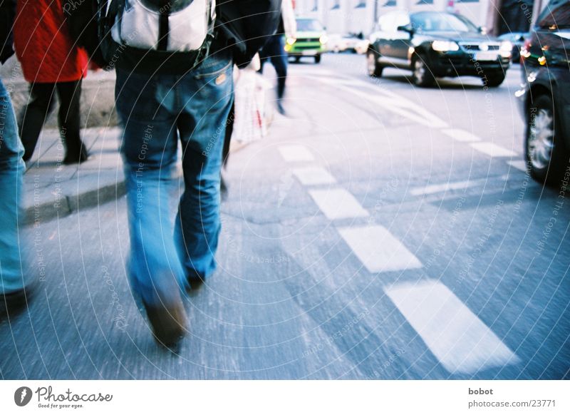 Auf der Hatz (I) gehen Teer Verkehr Fußgänger München Eile Straße Jeanshose PKW Bewegung laufen hektisch