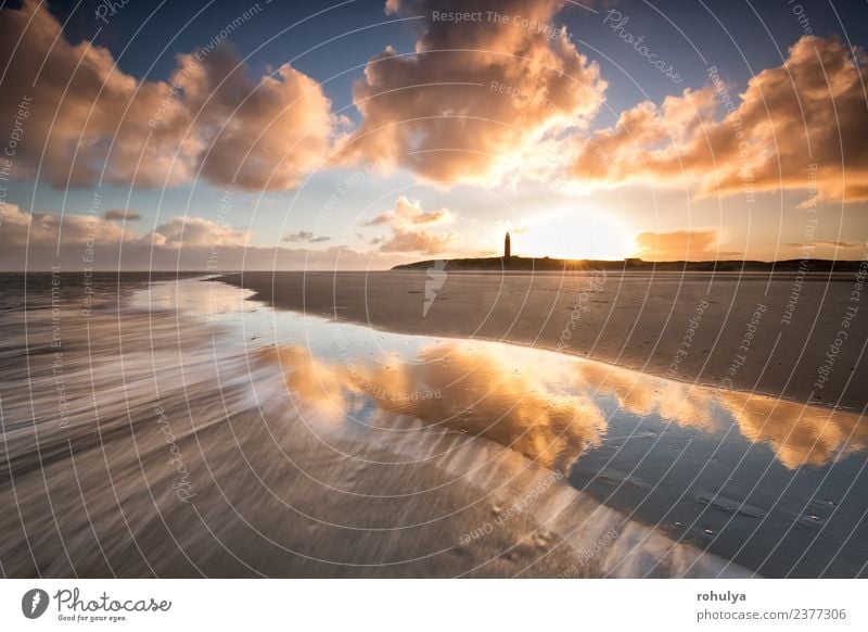 dramatischer Sonnenaufgang über der Nordseeküste mit Leuchtturm, Texel Strand Meer Insel Natur Landschaft Himmel Wolken Horizont Sonnenuntergang Schönes Wetter