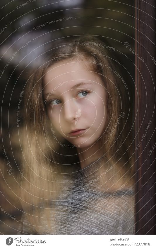 I miss you | Portrait eines Mädchens im Fenster gespiegelt feminin Junge Frau Jugendliche Leben 1 Mensch 8-13 Jahre Kind Kindheit 13-18 Jahre blond langhaarig